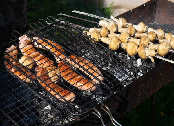 Delicious Pork Sausages Grilled Mushrooms Outdoor Recreation Concept — Stockfoto