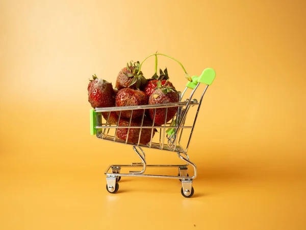 Rotten Strawberries Supermarket Trolley Expired Products Store — Fotografia de Stock