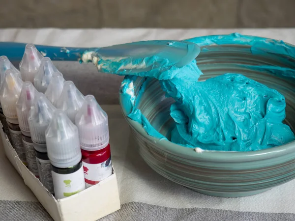 Girl Makes Colored Cream Cake Using Liquid Food Coloring — Foto de Stock