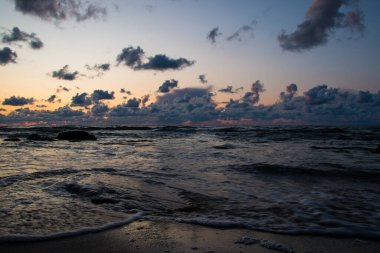 Deniz alacakaranlıkta Güzel bir gökyüzünün olduğu bir dönem