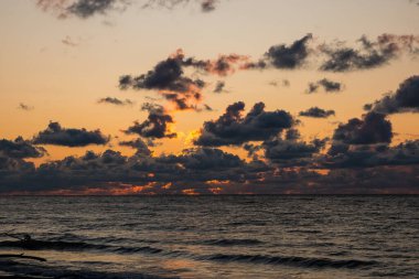 Deniz alacakaranlıkta Güzel bir gökyüzünün olduğu bir dönem