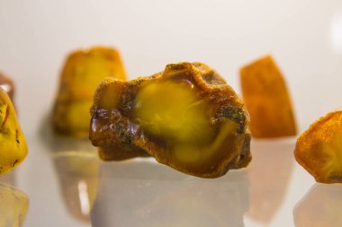 Amber mı? Şeffaf sarı kehribar parçaları. Güneş taşı, sarı taş.