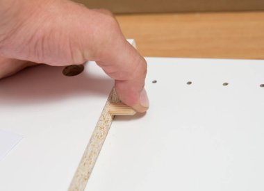 Mobilya montajı. Adam gardırobu kapatıyor.