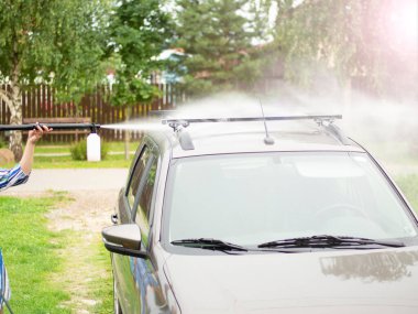 Manuel oto yıkama, yüksek basınçlı su kullanarak araba yıkama.