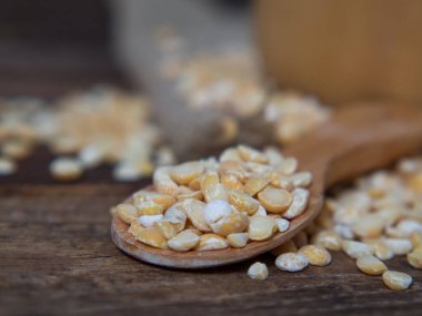 Tahta bir kasedeki kuru bezelyeler eski ahşap bir masada fotokopi alanı olan yakın plan.