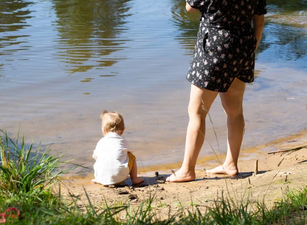 Madre Con Bebé Salpicando Agua Por Lago — Foto de Stock