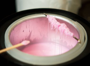 Usta ısıtmalı balmumuyla sopaya müdahale ediyor. Kaş Ağdası Prosedürü