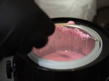 Usta ısıtmalı balmumuyla sopaya müdahale ediyor. Kaş Ağdası Prosedürü