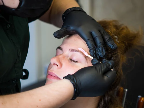 Maquiagem Artista Faz Procedimento Remoção Pêlos Faciais Cera Derretida Para — Fotografia de Stock