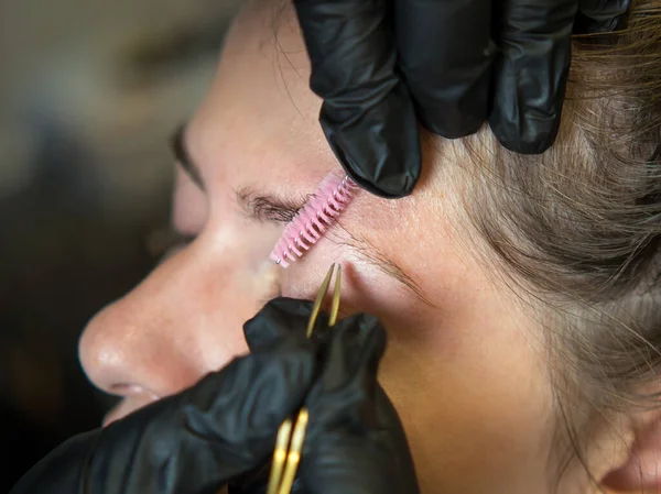 Permanent Makeup Beautiful Young Woman Receiving Eyebrow Correction Procedure Tweezing — Stock Photo, Image