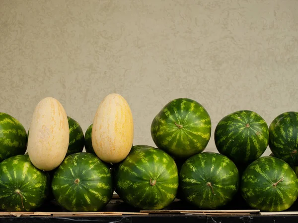 Räknare Med Meloner Och Vattenmeloner Försäljning Frukt Grönsaker Och Bär — Stockfoto