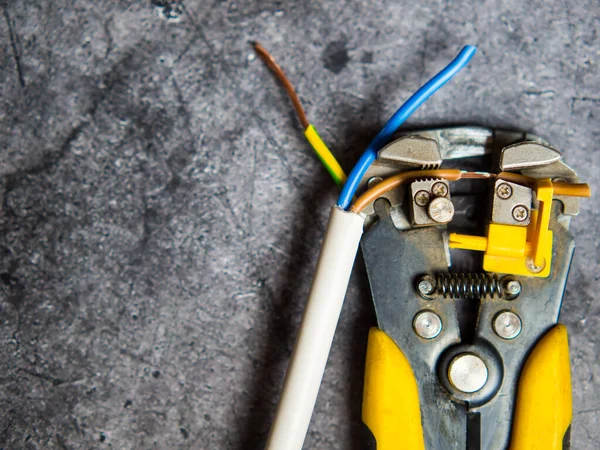 Électricien Dénude Les Fils Électriques Avec Une Décapeuse — Photo