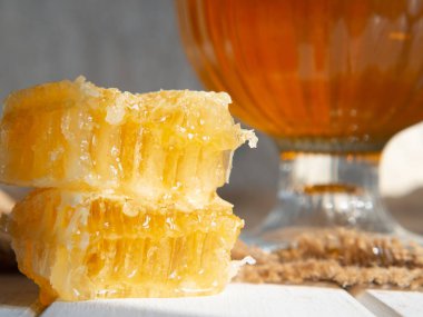 Bal kovanlı bal peteği Eski ahşap bir masaya yakın plan