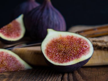 Eski bir masada taze incirlerle dolu bir hayat