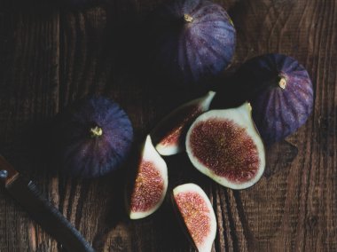 Eski bir masada taze incirlerle dolu bir hayat