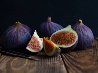 Eski bir masada taze incirlerle dolu bir hayat