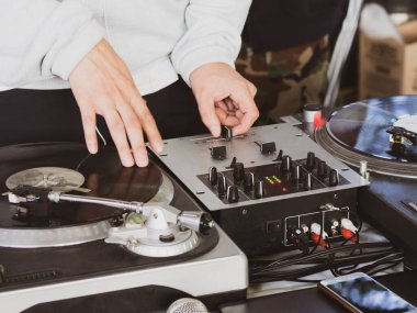 DJ hip hop partisinde müzik çalıyor. analog döner tablosu, DJ çizim için döner tabla ve karıştırıcı kullanır.