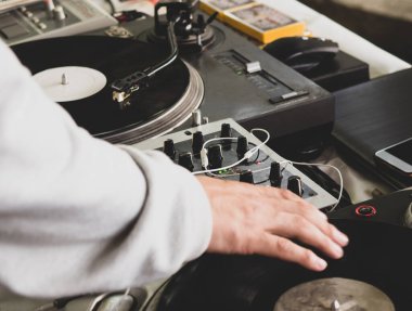DJ hip hop partisinde müzik çalıyor. analog döner tablosu, DJ çizim için döner tabla ve karıştırıcı kullanır.