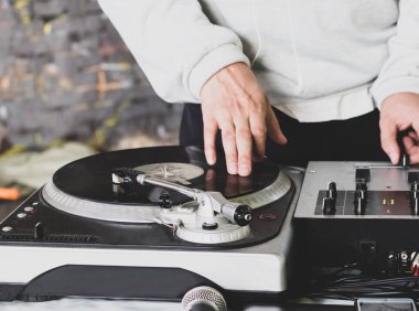 DJ hip hop partisinde müzik çalıyor. analog döner tablosu, DJ çizim için döner tabla ve karıştırıcı kullanır.