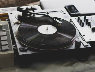 DJ hip hop partisinde müzik çalıyor. analog döner tablosu, DJ çizim için döner tabla ve karıştırıcı kullanır.
