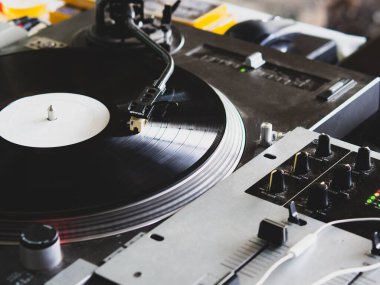 DJ hip hop partisinde müzik çalıyor. analog döner tablosu, DJ çizim için döner tabla ve karıştırıcı kullanır.