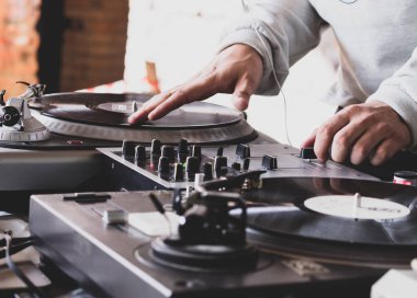 DJ hip hop partisinde müzik çalıyor. analog döner tablosu, DJ çizim için döner tabla ve karıştırıcı kullanır.
