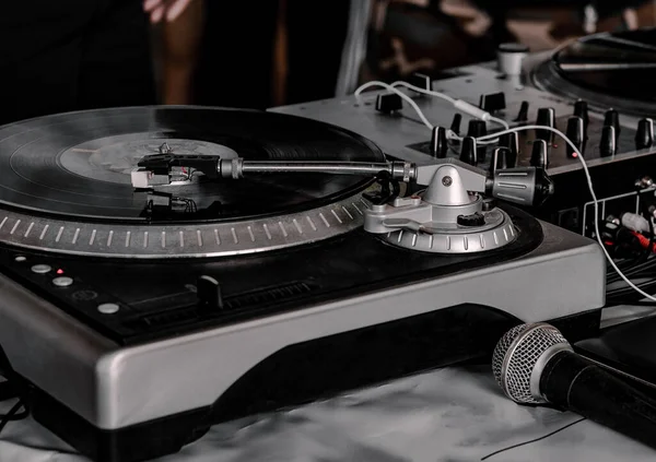 Tocando Música Una Fiesta Hip Hop Giradiscos Analógicos Utiliza Tocadiscos — Foto de Stock