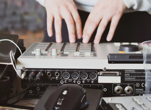 Hacer Ritmos Hip Hop Controlador Tambor Tocadiscos Estudio Casa — Foto de Stock