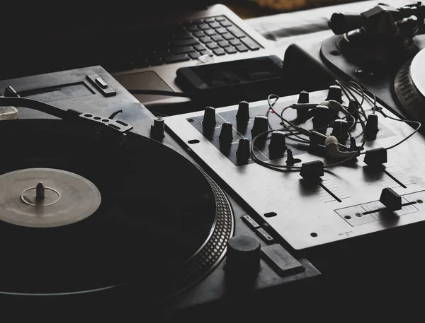 Tocando Música Una Fiesta Hip Hop Giradiscos Analógicos Utiliza Tocadiscos — Foto de Stock