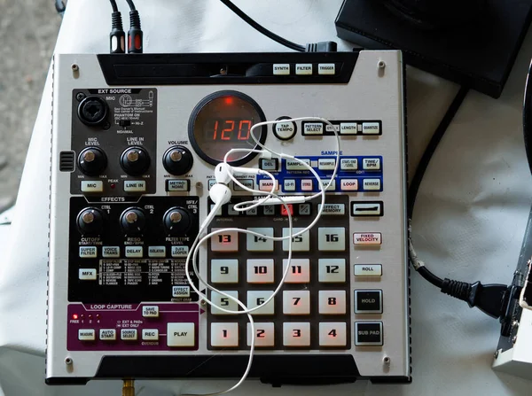 Hip Hop Beats Maken Een Drum Machine Controller Draaitafels Een — Stockfoto