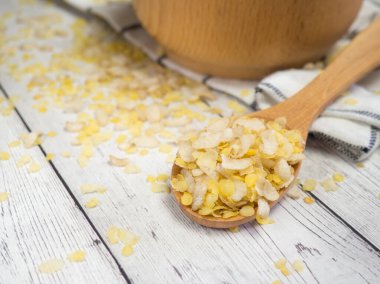 Tahta bir kaşıkta birkaç tahılın kahvaltı gevreği karışımı.