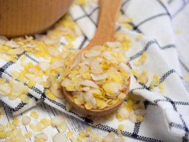 Tahta bir kaşıkta birkaç tahılın kahvaltı gevreği karışımı.