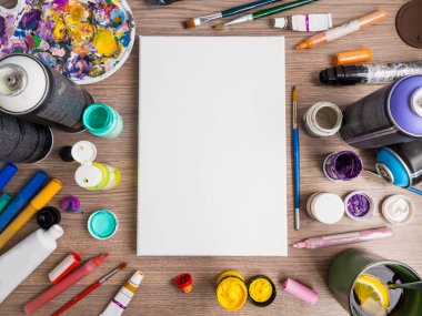 Çağdaş sanat, boş tuval ve çeşitli akrilik boya, keçeli kalem ve spreylerle bir dizi gelişmiş sanatçı.