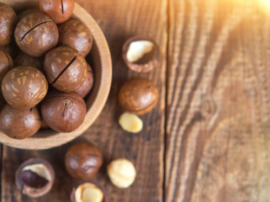 Tahta bir kasede eski ahşap bir masaya yakın plan fındık yığını.