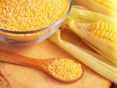 Cam bir kasede mısır ezmesi ve tahta kaşık eski bir tahta masaya yakın çekim, boşluğu kopyala