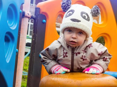 Bir sonbahar günü parkta oynayan sevimli ve komik bir bebek.