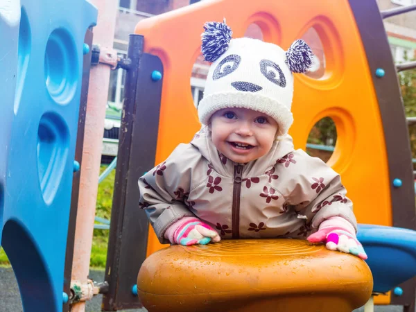 Bir sonbahar günü parkta oynayan sevimli ve komik bir bebek.