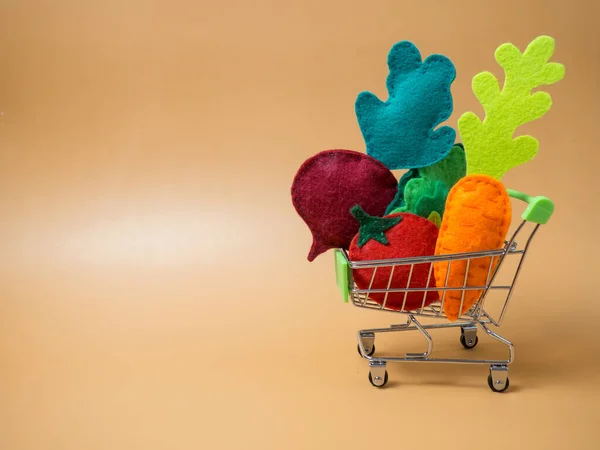 Geassorteerde Groenten Een Trolley Van Een Supermarkt Een Oranje Achtergrond — Stockfoto