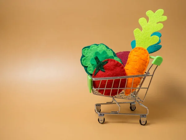 Geassorteerde Groenten Een Trolley Van Een Supermarkt Een Oranje Achtergrond — Stockfoto