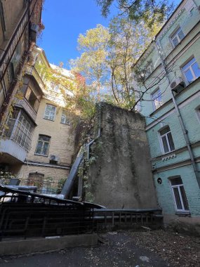 Eski Tuğla Binaları ve Aşırı Gelişmiş Boruları olan Gizli Avlu