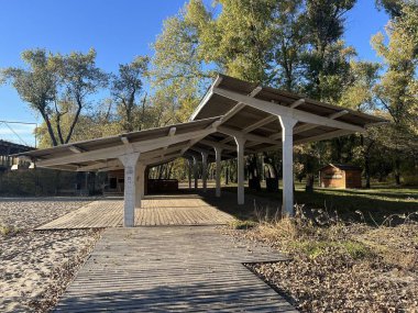 Sonbahar nehri kıyısındaki terk edilmiş plaj köşkü Dnipro Kyiv