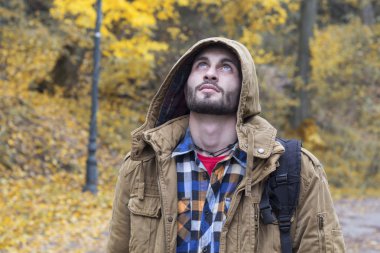 Genç adam sonbaharda ararken