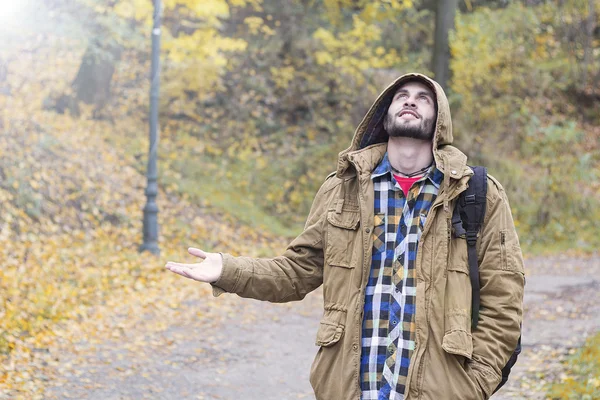 Genç adam kontrol yağmura