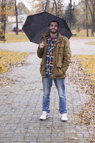 Şemsiyeli genç adam