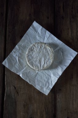 Ahşap kırsal masada camembert peyniri.