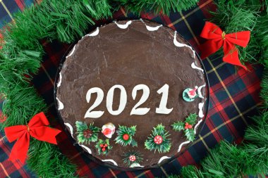 2021 Yeni Yıl Pasta dekoratifi Yeşil çelenk ve kırmızı fiyonklarla