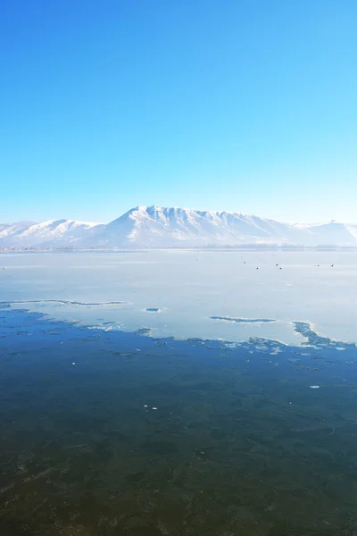 Donmuş Göllü Kış Manzarası Karlı Dağ — Stok fotoğraf