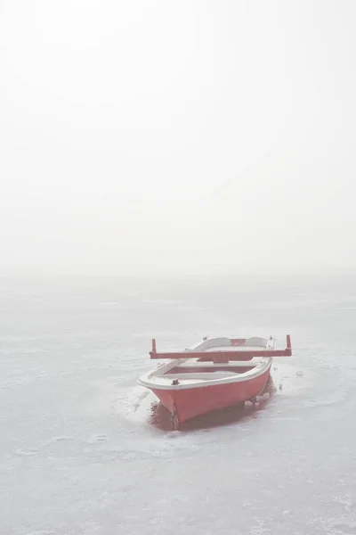 Červená Loď Uvězněná Zamrzlém Jezeře Zamlženém Ránu — Stock fotografie