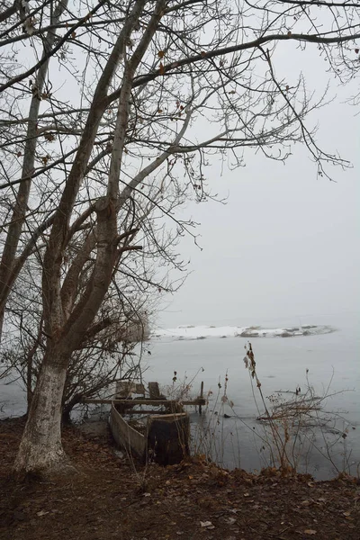 Halb Versunkenes Boot Ufer Des Sees Ein Winternebeliges Boot — Stockfoto