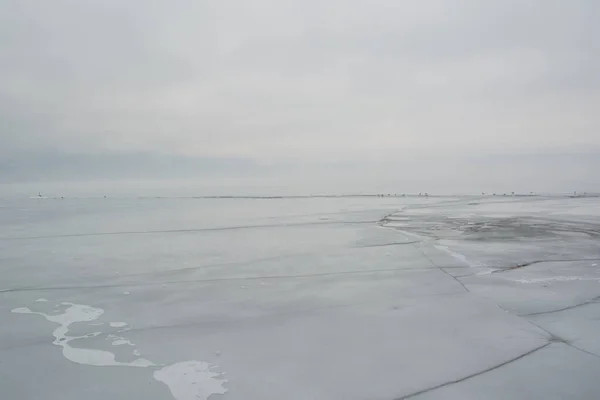 Paysage Hivernal Avec Glace Fissurée Sur Lac Gelé Une Matinée — Photo